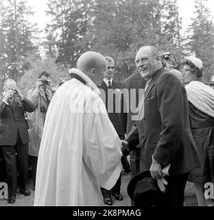 Oslo 19621004. In der Holmenkollenkapelle taufen Prinzessin Estad und Johan Martin Ferner ihre Tochter Cathrine. Hier grüßt der sanfte König Olav auf den Priester. Prinzessin T.H. Foto: Ivar Aaserud Current / NTB Stockfoto