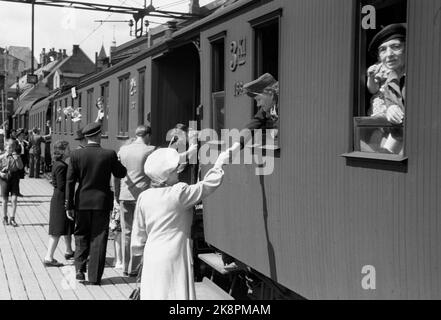 Oslo 19460713. Der Kampf, in den Urlaub zu kommen, ist schwer. Die norwegische Volkshilfe hat in diesem Sommer kostenlose Urlaubsaufenthalte für müde Hausfrauen in Lauvåsen in Gudbrandsdalen organisiert. Hier sehen wir viele, die an der Ostbahn teilgenommen hatten, um vor der Abfahrt Auf Wiedersehen zu sagen. Foto: Thorbjørn Skotaam / Current / NTB Stockfoto