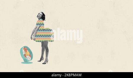 Collage zeitgenössischer Kunst. Kreatives Design im Retro-Stil. Junge schöne Frau, die neben Fan steht und sich abkühlt. Flatterndes Kleid Stockfoto