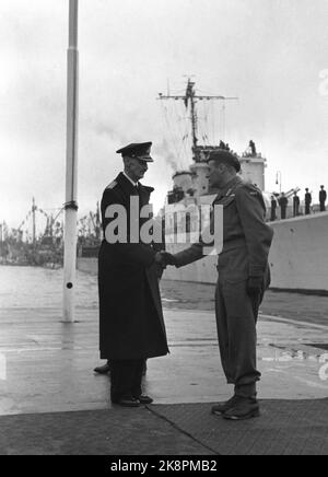 Oslo 19450607: Friedenstage 1945. Eine jubelnde Menge begrüßte die königliche Familie am 7. Juni 1945 in Norwegen. Hier empfängt Kronprinz Olav (Th) seinen Vater König Haakon VII. Mit einem festen Händedruck zu Hause. Die beiden zusammen. Foto: NTB / NTB Stockfoto