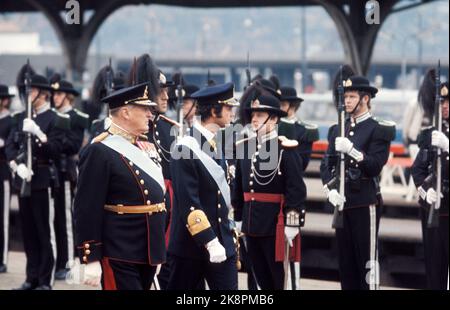 Oslo 1974. Oktober: König Carl Gustaf von Schweden zu einem offiziellen Besuch in Norwegen. Hier zusammen mit König Olav, der den Garten inspiziert, nachdem er mit dem Zug zum Hauptbahnhof gekommen ist. Foto: NTB / NTB Stockfoto