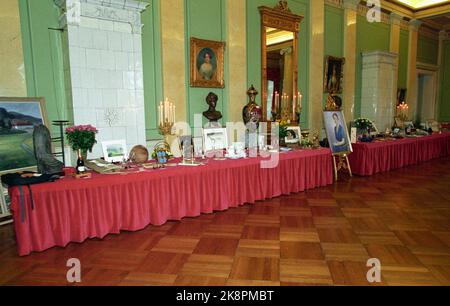 Oslo 199308: Königliche Silberhochzeit. Das norwegische Königspaar, Königin Sonja und König Harald, feiern ihre Silberhochzeit mit einem Galadiner und tanzen im Schloss. Picture: Der Geschenktisch im Schloss. Foto: Lise Åserud Stockfoto