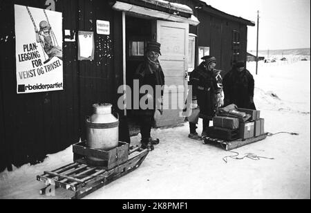 Kautokeino 19641216 - die Umzugsteams treiben die Rentiere im Frühjahr auf die Sommerweide an der Küste und im Herbst zurück auf die Wiese. Wenn der Rest des Landes hatte Kommunalwahlen im Jahr 1964 nicht die Sami-Zeit. Am 16. Dezember wählte Kautokeino. In der Wahlstimmung in Kautokeino war nicht viel zu sehen. Nur ein einfaches Plakat leuchtete von der Wand des Samvirkelag und ermutigte zur Abstimmung über die Labour Party. Schlitten mit Milcheimer. Foto: Sverre A. Børretzen / Aktuell / NTB Stockfoto