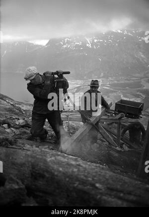 Sunndalsøra 19520531: 'Technisches Abenteuer auf Sunndalsøra'. Die Entwicklung des Industriestandortes Sunndalsøra - Bauarbeiten am Kraftwerk Aura, Bau des Aluminiumwerkes und Bau von Wohnhäusern auf Sunndalsøra. Das Bild: Oben am Berghang wird an der Aura-Pflanze gearbeitet. Im Hintergrund die kleine Eisenbahn, die sich am Berg festklammert. (Anderer Text fehlt.) Foto: Sverre A. Børretzen / Aktuell / NTB Stockfoto