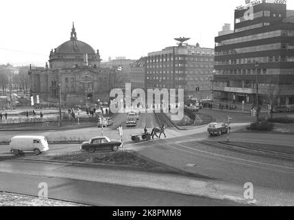 Oslo 19640314. Das Pferd Petter ist das einzige Arbeitslicht im Zentrum der Hauptstadt. Es migriert täglich zu Kunden im Zentrum von Oslo. Er macht eine Pause im Hinterhof, den Ivar Aasen zu seiner Zeit gelebt hat. Petters Fahrer heißt Simen Byfuglien 58 Jahre und kommt aus Etnedal in Valdres, der den Transport mit Pferd und Wagen betreibt. Das Nationaltheater im Hintergrund. Foto: Sverre A. Børretzen Current / NTB Stockfoto