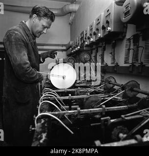 Oslo, 18. Mai 1957. „The Monn-Keys“ stellt Platten her, hier eine Maschine, die während der Plattenherstellung verwendet wird. Foto; Sverre A. Børretzen / Aktuell / NTB. Stockfoto