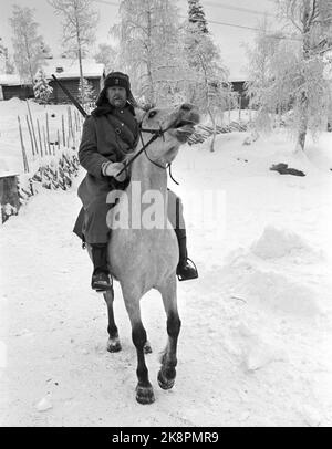 Fagernes 19680120 'Kontra-Revolution auf Fagernes.' Für den großen Halbdokumentarfilm über die Konterrevolution in Russland von 1920 bis 1921 besetzt die deutsche Fernsehgesellschaft zweite Deutsche Fernsehen wichtige Szenen in Fagernes. Auf dem Land des Valdres-Volksmuseums wird ein sibirisches Dorf errichtet, das in Brand gesetzt und die Bewohner verjagt wird. Hans Velund musste in Oslo zehn Pferde und ebenso viele Reiter zur Verfügung stellen. In Valdres gibt es nämlich keine Pferde. Er selbst spielte Partisan, und die Fahrer haben sehr gute Arbeit geleistet. Foto; Aage Storløkken / Aktuell / NTB Stockfoto