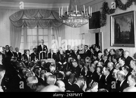 Eidsvoll 19640517 Eine besondere Feier am 17. Mai in Eidsvoll anlässlich des 150.. Jahrestages der Verfassung. Hier versammelten sich prominente Gäste im Saal des Eidsvoll-Vereins. Storting-Präsident Nils Langhelle steht und spricht. Für ihn sitzt König Olav. Foto NTB / NTB Stockfoto