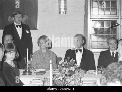 Oslo 19801114. Der rumänische Präsident Nicolae Ceausescu und Frau Elena zu einem offiziellen Besuch in Norwegen. Die Regierung gab ein Abendessen für Präsident Ceausescu im Schloss Akershus. Z. B. Elena Ceausescu, Premierminister Odvar Nordli und Präsident Ceausescu. Foto: Henrik Laurvik / NTB Stockfoto