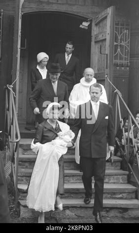 Oslo 19621004. In der Holmenkollenkapelle taufen Prinzessin Estad und Johan Martin Ferner ihre Tochter Cathrine. Hier Johan Martin Ferner und Prinsse Erid, die Tochter Cathrine nach der Taufe aus der Kapelle trägt. Hinter König Olav, Pfarrer Sverre Eika, Großherzogin Josephine Charlotte von Luxemburg und Kronprinz Harald. Foto: NTB / NTB Stockfoto