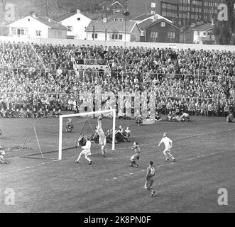 Oslo, 19561021. Das Pokalfinale im Ullevaal Stadium. Larvik Turn - Skeid 1-2. Hier ist eine große Chance vor einem Tor. Foto: Current / NTB Stockfoto