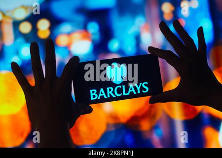 Brasilien. 24. Oktober 2022. In dieser Abbildung wird das Barclays-Logo auf einem Smartphone-Bildschirm angezeigt. (Foto von Rafael Henrique/SOPA Images/Sipa USA) Quelle: SIPA USA/Alamy Live News Stockfoto