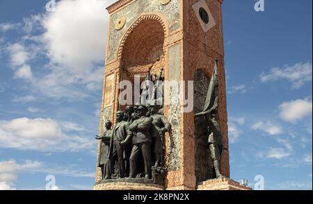 Nahaufnahme des denkmals der republik am Taksim-Platz in Istanbul. Es ist ein sonniger Sommertag. Stockfoto