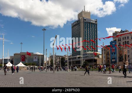 Blick auf die Menschen, die auf dem Taksim-Platz in Istanbul spazieren gehen. Es ist ein sonniger Sommertag. Stockfoto