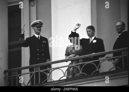 Oslo. König Haakon 80 Jahre 3. August 1952. Das Bild: Nach der Fahrt durch die Mitte kam der König, so nass er war, auf den Burgbalkon hinaus und winkte den Menschen mit dem Rest der königlichen Familie zu. Auf dem Bild: König Haakon, Prinzessin Aastd (? Teilweise versteckt), Prinz Harald und Kronprinz Olav. Foto: Sverre A. Børretzen / Aktuell / NTB Stockfoto