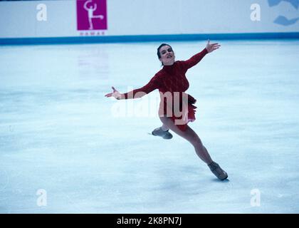 Hamar 19940225 OL Lillehammer-94, Eiskunstlauf, freie Frauen im Hamar Olympic Amphitheater. Katarina Witt in Aktion in ihrem Freilauf, choreografiert nach dem Lied „Where have All The Flowers Gone“, das sie den hart erprobten Menschen in Sarajevo widmete, wo sie 1984 ihre ersten Olympischen Spiele gewann. Foto: Johnny Syversen / NTB Stockfoto