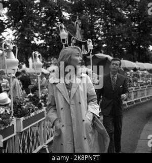 Oslo 196006 Margrete Robsahm und Toralv Maurstad werden die Hauptrollen im Film Line nach Axel Jensens Roman spielen. Hier treffen sie sich im Freiluftrestaurant Pernille (Nille) im Student Lunden. Photo Aage Storløkken / Aktuell / NTB Stockfoto