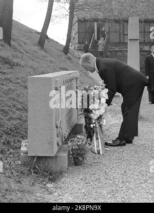 Oslo 19550525. Der isländische Präsident zu einem offiziellen Besuch in Norwegen. Präsident Asgeir Asgeirson besucht mit König Haakon die Festung Akershus, wo er ein Denkmal abstürzt. Foto: Jan Stadium NTB / NTB Stockfoto