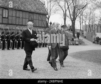 Oslo 19550525. Der isländische Präsident zu einem offiziellen Besuch in Norwegen. Präsident Asgeir Asgeirson (v.v.) besucht mit König Haakon die Festung Akershus, wo er ein Denkmal abstürzt. Foto: Jan Stadium NTB / NTB Stockfoto