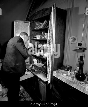 Trondheim 1957. Nekolai Dahl. Geschäftsmann in der Produktion von gefrorenem Fisch. Zu Hause. Foto: Aage Storløkken / Aktuell / NTB Stockfoto