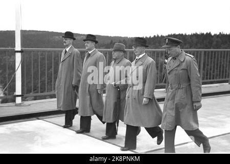 Svinesund 19460615. Die Svinesundbrücke in Halden zwischen Norwegen und Schweden wird von König Haakon und Kronprinz Gustav Adolf inmitten der 420 Meter langen Brücke eröffnet. Hier sehen wir König Haakon (v.v.) zusammen mit Nils Langhelle, P. Monsen, County Governor Bull und King's Adjutant Major Bjart Order. Foto: NTB Archiv / NTB Foto: NTB Archiv / NTB Stockfoto