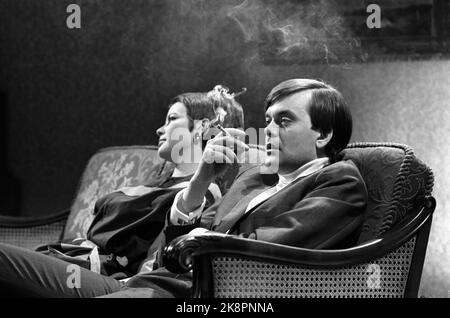 Bærum 12. April 1969. Filmaufnahme auf Jar des Films 'Heaven and Hell', der über Jugend und Drogen handelt. Hier langweilen sich Slepen, der haschische Schlauch und seine Freundin in luxuriösen Möbeln. Toril Paasche und per Jansen“. Foto: Per Ervik / Current / NTB Stockfoto