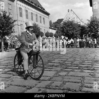 Bygdøy 19570825 Parade von alten Fahrrädern im Volksmuseum. Mann mit Zahnseide Hut und moderner Kleidung auf einem alten Fahrrad. Foto: Jan Nordby / NTB / NTB Stockfoto