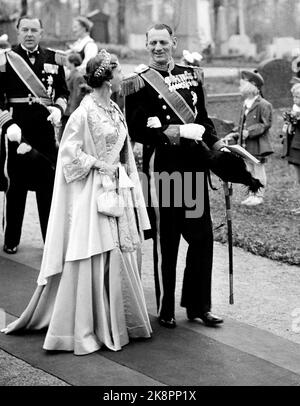 Asker 19530515. Am Hochzeitstag von Prinzessin Ragnhild und Reeder Erling Lorentzen gab es ein großes Volksfest, als sie in der Asker Kirche heirateten. Hier sehen wir König Frederik von Dänemark in Admiralsuniform und Königin Ingrid mit einem langen Gesellschaftskleid und Umhang auf dem Weg aus der Asker Kirche nach der Hochzeit. Lächelnd. Foto: SV. A. Børretzen / Strom Stockfoto