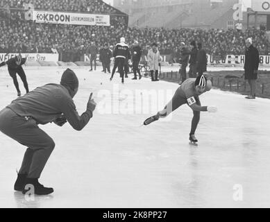 DEMER, Niederlande 19660123. Skating-Europameisterschaft 1966. Für die Norweger wurde das europäische Skaten in Deves zu einer traurigen Vorstellung. Hier Anton Huiskes, der Kees Verker, der auf 10.000 Meter gefallen ist, Sekunden. Foto: Ivar Aaserud Current / NTB Stockfoto