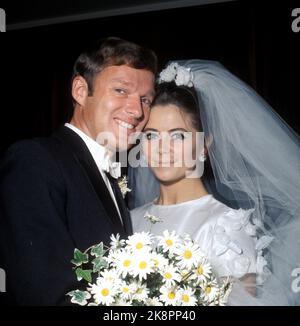 Oslo 19690830. Die Künstlerin Wenche Myhre und Torben Friis-Möller heirateten in der Grefsener Kirche. Hier sehen wir das glückliche Brautpaar nach der Hochzeit. Brautstrauß mit Klerus. Foto: Erik Thorberg NTB Archive / NTB Stockfoto