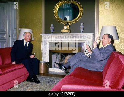 Oslo 19840514. Frankreichs Präsident Francois Mitterrand und seine Frau Danielle zu einem Staatsbesuch in Norwegen. Präsident Francois Mitterrand und Premierminister Kåre Willoch in Parkveien 45. Foto: Bjørn Sigurdsøn / NTB Stockfoto