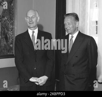 Oslo 19580614. UN-Generalsekretär Dag Hammarskjøld ist zum ersten Mal als Gast der Regierung in Norwegen zu Gast. Hier zusammen mit Premierminister Einar Gerhardsen. Foto: SV. Børretzen Aktuell / NTB Stockfoto