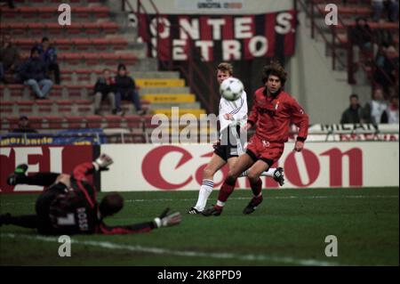 Mailand, Italien 19961204 Champions-League-Spiel RBK / Mailand im San Siro Stadion in Mailand, wo Rosenborg gewann 2-1. Action aus dem Spiel, RBK in weiß und schwarz. Hier einer der Torschützenkönner Harald Martin Brattbakk in Aktion. Foto: Gorm Kallestad / NTB. Stockfoto