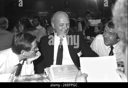 Oslo 19840826. Rechtsgerichtete nationale Sitzung. Die Minister (f.) Leif Arne Helø, Rolf Presthus und anders C. Sjaastad beraten sich während der nationalen Sitzung von Høyre. Foto: Henrik Laurvik NTB / NTB Stockfoto