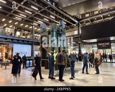Überfülltes Einkaufszentrum im Battersea Power Station in London - Tag der Eröffnung Stockfoto