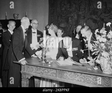 Oslo 19520803. König Haakon 80 Jahre 3. August 1952. Vom Abendessen im Schloss Akershus anlässlich des Geburtstages des Königs. (Nr.2 v. Chr.) König Haakon, Prinzessin Ingeborg von Schweden und Prinz Georg von Dänemark, die im Gästebuch schreiben. FOTO: VALLDAL NTB / NTB Stockfoto