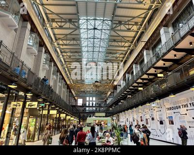 Überfülltes Einkaufszentrum im Battersea Power Station in London - Tag der Eröffnung Stockfoto