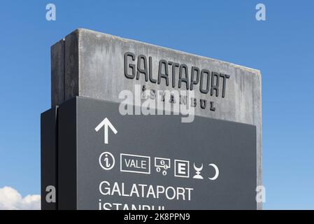 ISTANBUL, TÜRKEI – 24. SEPTEMBER 2022: Galataport, der neue Kreuzfahrthafen von Istanbul, wurde 2021 eröffnet und liegt am Ufer der Galata, Karakoy. Stockfoto