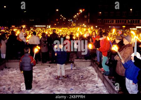 Oslo 19860309: Der Mord an Premierminister Olof Palme. Viele wurden besucht, um sich dem Fackelzug anzuschließen und an einem Erinnerungsfeiertag über Palme's Tod teilzunehmen. Foto: Inge Gjellesvik NTB / NTB. Stockfoto