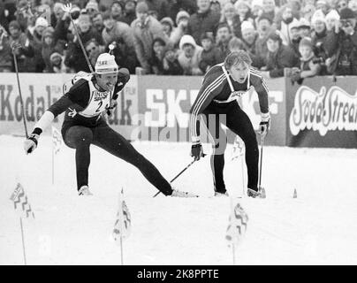 Oslo 19820225 World Cup, 4 x 10 Kilometer Staffel für Männer. (Letzte Stufe, - die Staffelstufe, als Oddvar Brå den Stock brach.) Oddvar Brå (TV) und Alexander Savjalov (UdSSR) gehen gleichermaßen über Ziele. Lange Studien des Zielfotos endeten mit doppeltem Gold, für den Sowjet und Norwegen. Foto: NTB / NTB Bild 1 von 4 Stockfoto