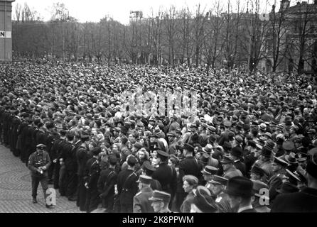 Oslo 19440515 Norwegen während des Zweiten Weltkriegs. Ministerpräsident Quisling sprach auf dem Universitätsplatz in Oslo vor einer riesigen Menschenmenge. Quisling sprach mit dem, was er die Verräter in London nannte, und für den Kampf gegen den Bolschewismus. Hier die Menge am Universitätsplatz. Die Polizei verfolgt die Menge. Foto: Kihle / NTB / NTB Stockfoto