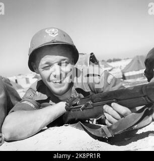 Ägypten 195702. Von 1957 bis 1967 wurden UN-Truppen auf dem Sinai eingesetzt, nachdem Israel den Sinai besetzt hatte (die Besatzung dauerte bis 1957). --- UN-Soldaten auf der Sinai-Halbinsel im Jahr 1957- un-Einsatztruppe auf der sinai-Halbinsel. Internationale UN-Truppen folgten dem israelischen Rückzug, und UN-Truppen wurden in der Sinai-Wüste eingesetzt, oft in der Nähe israelischer Stellungen. Picture: Arne Steinsland, Hordaland. Foto: Sverre A. Børretzen / Aktuell / NTB Stockfoto