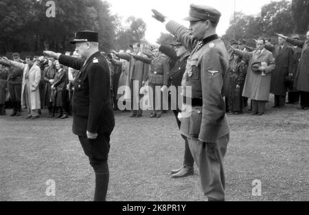 Oslo Oktober 1942. Die norwegische Legion mit Parade beim Palastpräsidenten Vidkun Quisling (in schwarz). Nazi-Begrüßung. Foto: NTB *** das Foto wurde nicht verarbeitet ***** Stockfoto