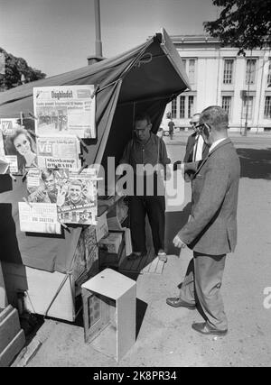 Oslo 28. Juni 1969. Karl Johansgate an einem heißen Sommertag in Oslo. Hier von der National Theatre Station. Ein Zeitungen- und Zeitschriftenverkäufer steht am Sender Decline. Foto: Per Ervik / Current / NTB Stockfoto