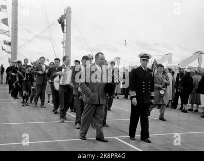 Oslo 19560517 das neue Flaggschiff der Norwegian American Line MS 'Bergensfjord' auf Jomfrutur. Das Schiff kam am 17. Mai in Oslo an, und am 17. Mai wurden Züge an Bord arrangiert. Hier 17. Mai der Zug von Gouverneur Trygve Lie (AP) (TV) und Kapitän Olaf Bjørnstad geführt. Foto: NTB / NTB Stockfoto