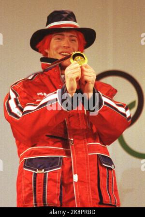 Olympic Nagano 199802: Alpin, Männer. Preisvergabe Slalom. Sehen Sie, was ich dann habe .... Hans Petter Buraas zeigt die Goldmedaille während der Medaillenzeremonie .. Scan-Foto: Gunnar Lier Stockfoto