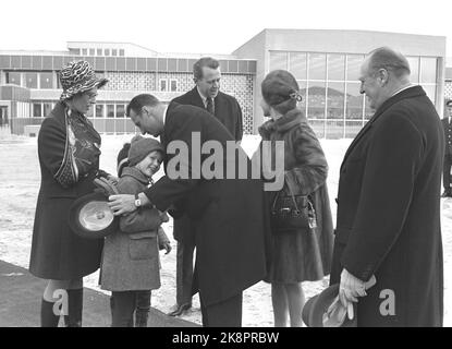 Fornebu 19700204. Kronprinz Harald und Kronprinzessin Sonja starten ihre vierwöchige Reise nach Australien und Thailand. Bei der Abreise wurde ihnen von König Olav (t.h) eine gute Reise gewünscht. Prinzessin Addin, Frau Ferner mit dem Arm in Fatle (v.v.), Johan Martin Ferner (im Hintergrund) und zwei ihrer Kinder. Foto: NTB / NTB Stockfoto