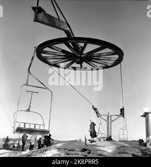 Hakadal 19630113 das neue Skigebiet Varingskollen wurde eröffnet, mit Sessellift, alpinen Loipen und Wanderwegen. Hier von der Spitze des Skilifts. Das Rad, auf dem sich der Sessellift im Vordergrund dreht. Foto: Thorberg / NTB / NTB Stockfoto