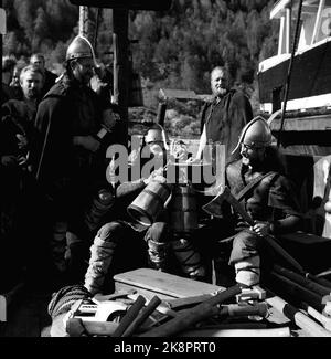 Oslo, 195705 die Aufnahme des Films die Wikinger (Wikinger) unter der Schirmherrschaft von Richard Fleischer. Hier Schauspieler in Wikingeruniform. Foto: Jan Nordby / NTB Stockfoto