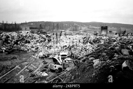 Oslo im Herbst 1965. Oslo Cleaning Work hat 104 Müllwagen, und Reinigungskräfte leeren zwei- bis dreimal pro Woche 70.000 Mülltonnen, das sind fast 90.000 Tonnen Haushaltsmüll pro Jahr. Davon sind 10-12 Tonnen Lebensmittelrückstände, und ein nicht unbedeutender Teil sind gefährliche Abfälle. Der größte Teil der Abfälle landet auf den Füllungen in Grorud und Romsås, während Sprengstoffe und brennbare Substanzen wie Farbe, Lack und Chemikalien auf dem Alfaset-Betrieb verbrannt werden und der Rauch sich wie eine dicke, schwarze Wolke über Alnabru absetzt. Foto: Sverre A Børretzen / Aktuell / NTB Stockfoto